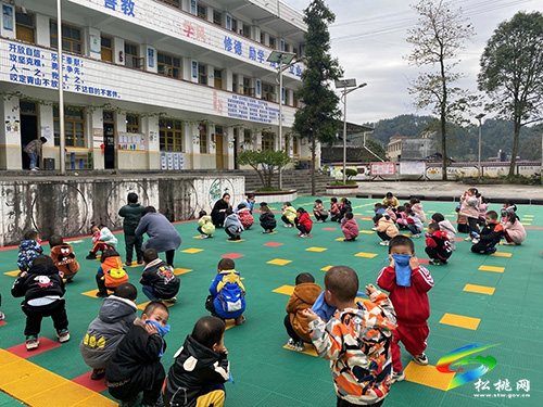 ​大路鎮(zhèn)第二幼兒園開(kāi)展秋季學(xué)期消防應(yīng)急演練