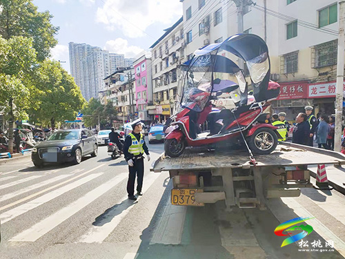 松桃交警大隊(duì)聯(lián)合松桃交通運(yùn)輸綜合執(zhí)法大隊(duì)開展城區(qū)亂停亂放整治工作