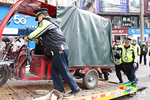 松桃交警大隊(duì)聯(lián)合松桃交通運(yùn)輸綜合執(zhí)法大隊(duì)開展城區(qū)亂停亂放整治工作