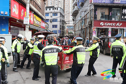 松桃交警大隊(duì)聯(lián)合松桃交通運(yùn)輸綜合執(zhí)法大隊(duì)開展城區(qū)亂停亂放整治工作
