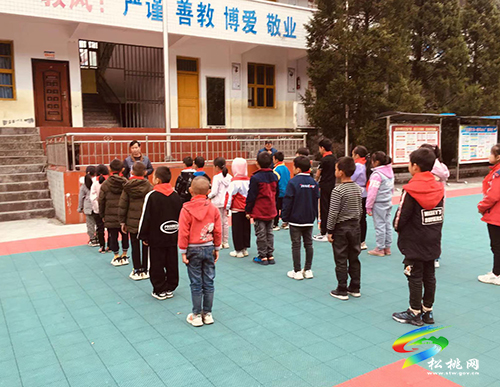 大路鎮(zhèn)耿溪小學(xué)開(kāi)展應(yīng)急逃生演練活動(dòng)