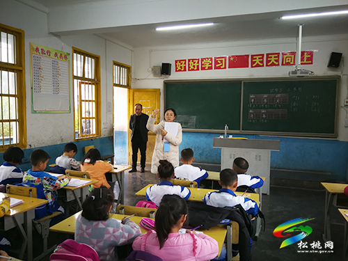 松桃教育局語委辦到大路鎮(zhèn)中小學(xué)、幼兒園開展申報(bào)縣級語言文字規(guī)范化示范校評估驗(yàn)收工作