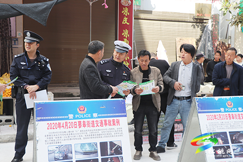 松桃交警大隊聯(lián)合松桃道安辦、迓駕鎮(zhèn)派出所進(jìn)集市開展道路交通安全宣傳活動
