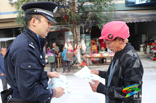 松桃交警大隊聯(lián)合松桃道安辦、迓駕鎮(zhèn)派出所進(jìn)集市開展道路交通安全宣傳活動