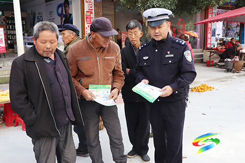松桃交警大隊聯(lián)合松桃道安辦、迓駕鎮(zhèn)派出所進(jìn)集市開展道路交通安全宣傳活動