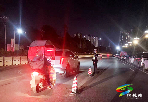 松桃交警大隊(duì)開展夜查酒駕統(tǒng)一行動(dòng)