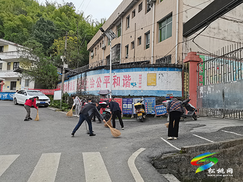 寨英鎮(zhèn)教育系統(tǒng)積極開(kāi)展校園周邊環(huán)境衛(wèi)生整治活動(dòng)