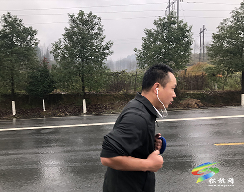 退役軍人冒雨跑步70公里完成轉業(yè)報到