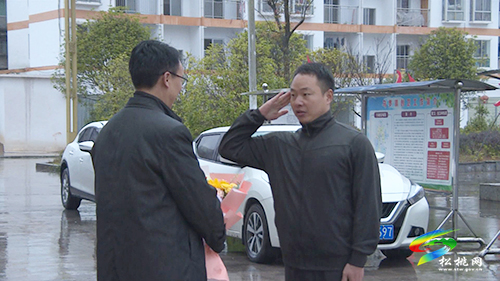 退役軍人冒雨跑步70公里完成轉業(yè)報到