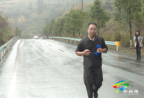 退役軍人冒雨跑步70公里完成轉業(yè)報到