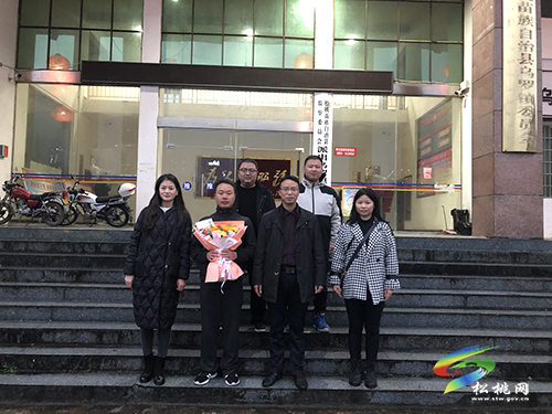 退役軍人冒雨跑步70公里完成轉業(yè)報到