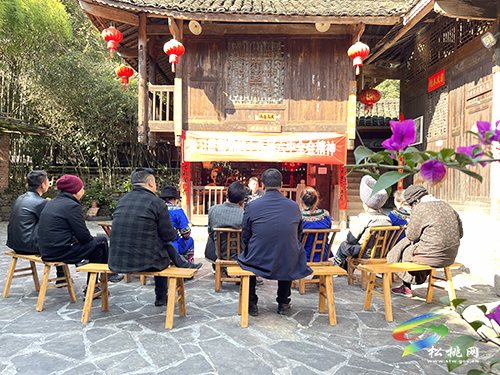 “雙語”宣講進(jìn)苗寨 六中全會精神更入心