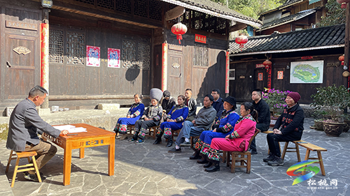 “雙語”宣講進(jìn)苗寨 六中全會精神更入心