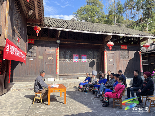 “雙語”宣講進(jìn)苗寨 六中全會精神更入心