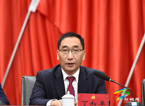 中國共產(chǎn)黨松桃苗族自治縣代表會議第一次全體會議順利開幕