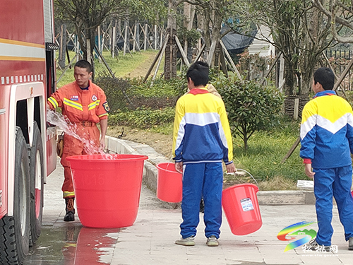 松桃消防送水進(jìn)校園 傾力排難解民憂