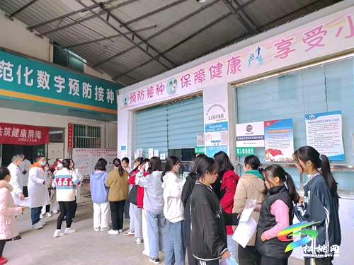 沙壩河鄉(xiāng)衛(wèi)生院為中學(xué)生開展健康體檢