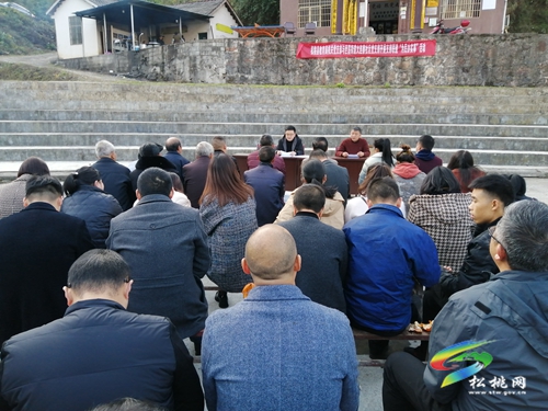 松桃教育局機(jī)關(guān)黨支部與世昌街道火連寨社區(qū)開展支部聯(lián)建活動(dòng)