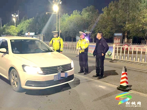 松桃交警聯(lián)合縣紀委、縣監(jiān)委開展國家公職人員酒駕醉駕夜查專項整治行動