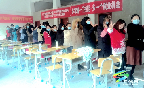 松桃“點面結合”　寫好就業(yè)文章