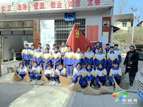 共青團(tuán)盤信民族中學(xué)委員會(huì)開展“掃地抹屋”環(huán)境整治活動(dòng)