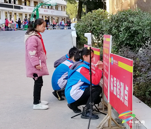 妙隘鄉(xiāng)完小開展“啄木鳥在行動(dòng)”糾正不規(guī)范用字