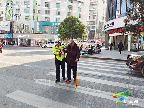 【我為群眾辦實事】暖心！松桃交警扶行動不便老人過馬路