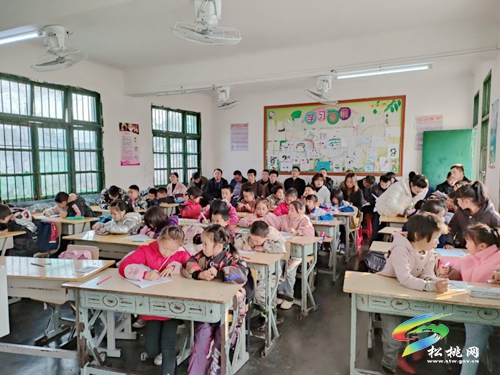加強(qiáng)校際交流，引領(lǐng)教師成長——寨英鎮(zhèn)鄧堡完小與江口縣怒溪鎮(zhèn)中心完小開展校際交流活動(dòng)