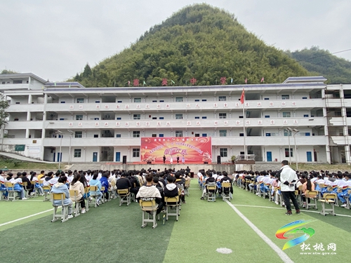 寨英鎮(zhèn)中學(xué)舉辦“請黨放心，強國有我”紀(jì)念一二·九運動詩歌朗誦比賽
