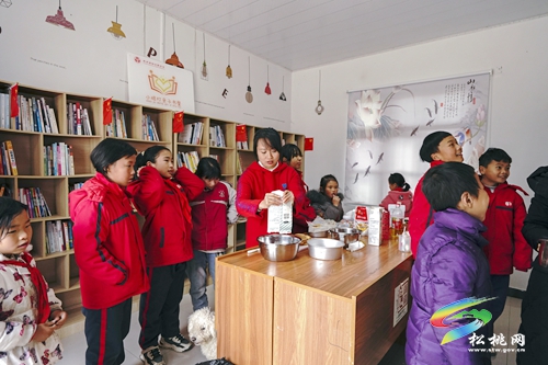 婦聯(lián)給留守兒童過(guò)生日　特別的愛(ài)給特別的你