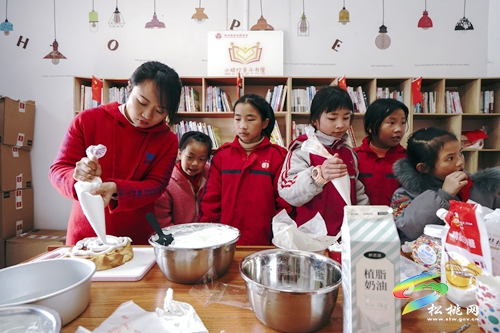 婦聯(lián)給留守兒童過(guò)生日　特別的愛(ài)給特別的你