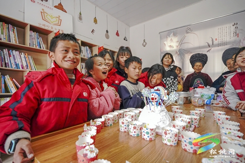 婦聯(lián)給留守兒童過(guò)生日　特別的愛(ài)給特別的你