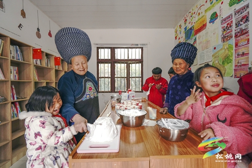 婦聯(lián)給留守兒童過(guò)生日　特別的愛(ài)給特別的你