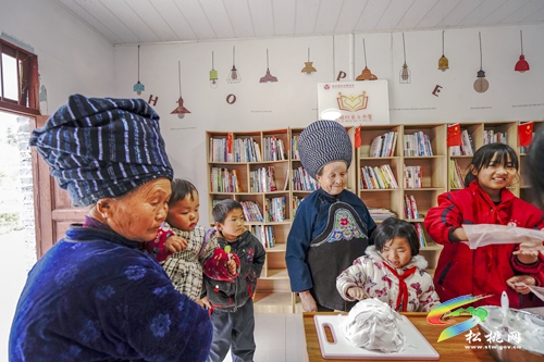 婦聯(lián)給留守兒童過(guò)生日　特別的愛(ài)給特別的你