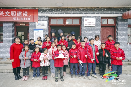 婦聯(lián)給留守兒童過(guò)生日　特別的愛(ài)給特別的你