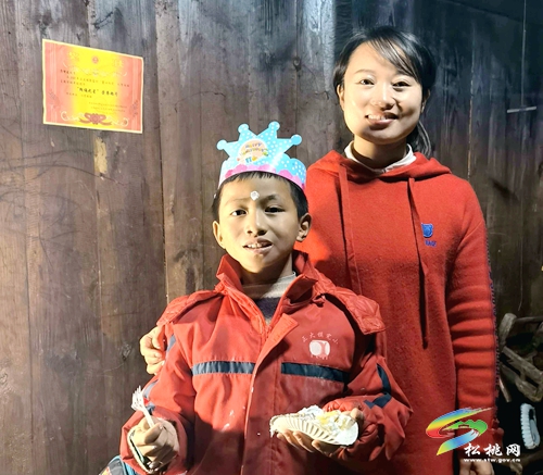 婦聯(lián)給留守兒童過(guò)生日　特別的愛(ài)給特別的你