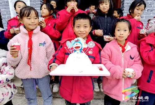婦聯(lián)給留守兒童過(guò)生日　特別的愛(ài)給特別的你