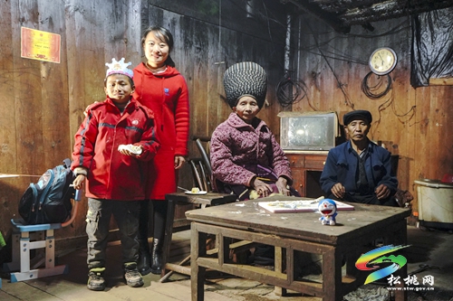婦聯(lián)給留守兒童過(guò)生日　特別的愛(ài)給特別的你