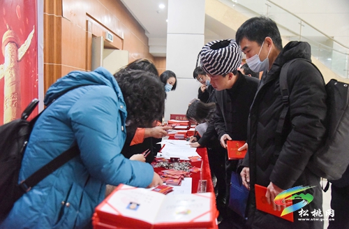 中國人民政治協(xié)商會議第十五屆松桃苗族自治縣委員會第一次會議與會人員陸續(xù)報到