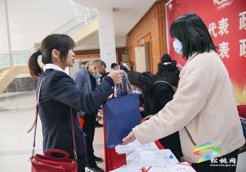 中國人民政治協(xié)商會議第十五屆松桃苗族自治縣委員會第一次會議與會人員陸續(xù)報到