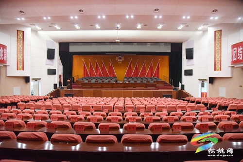 中國人民政治協(xié)商會議第十五屆松桃苗族自治縣委員會第一次會議與會人員陸續(xù)報到