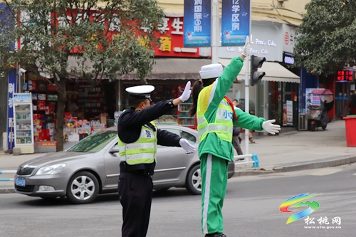 “小交警”體驗(yàn)感受大責(zé)任