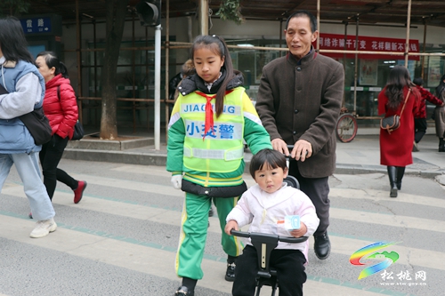“小交警”體驗(yàn)感受大責(zé)任