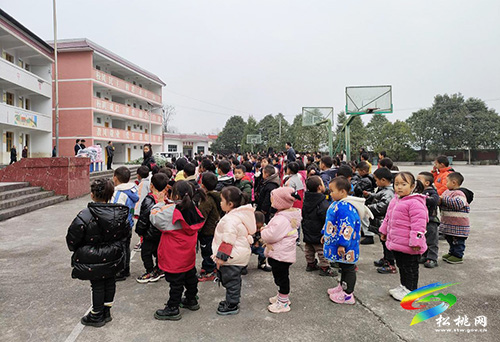 ​世昌街道：捐贈(zèng)愛(ài)心書(shū)包　情暖龍亭完小