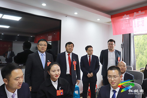 【聚焦“兩會”】​縣領(lǐng)導(dǎo)赴各代表團(tuán)討論點(diǎn)看望代表