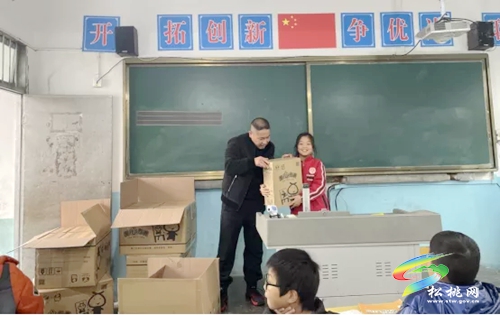 平頭鎮(zhèn)：愛心包裹獻溫暖，冬日助學傳愛心