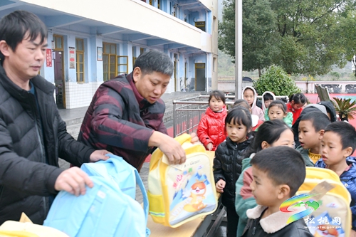 寨英鎮(zhèn)2000余名小學生喜領(lǐng)“愛心包裹”