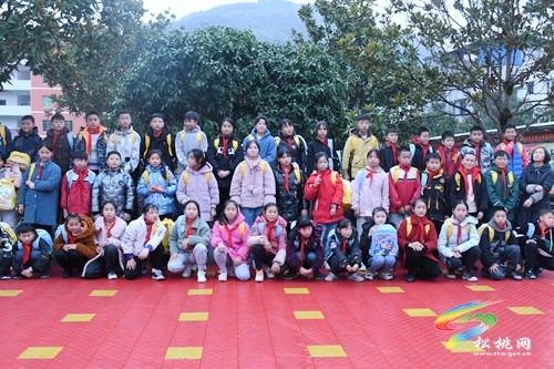 寨英鎮(zhèn)2000余名小學生喜領(lǐng)“愛心包裹”