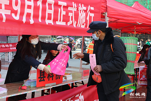 ​ 松桃集中開展《中華人民共和國(guó)未成年人保護(hù)法》主題宣傳活動(dòng)