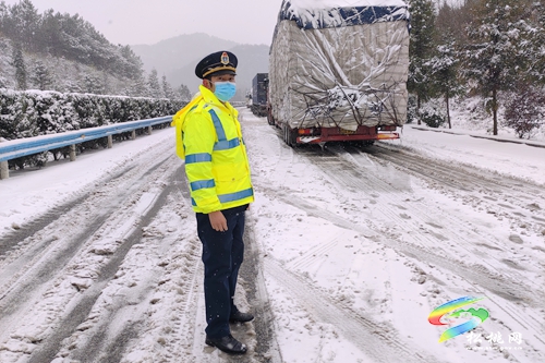 奮戰(zhàn)8小時！松桃多方協(xié)作成功幫助百余滯留車輛脫困